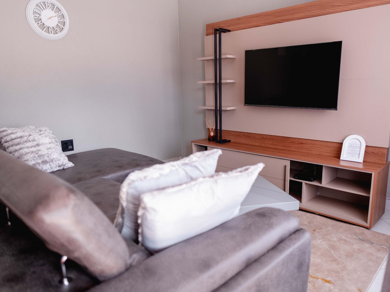 Deluxe Apartment 4 — Classic Apartment 4 TV
